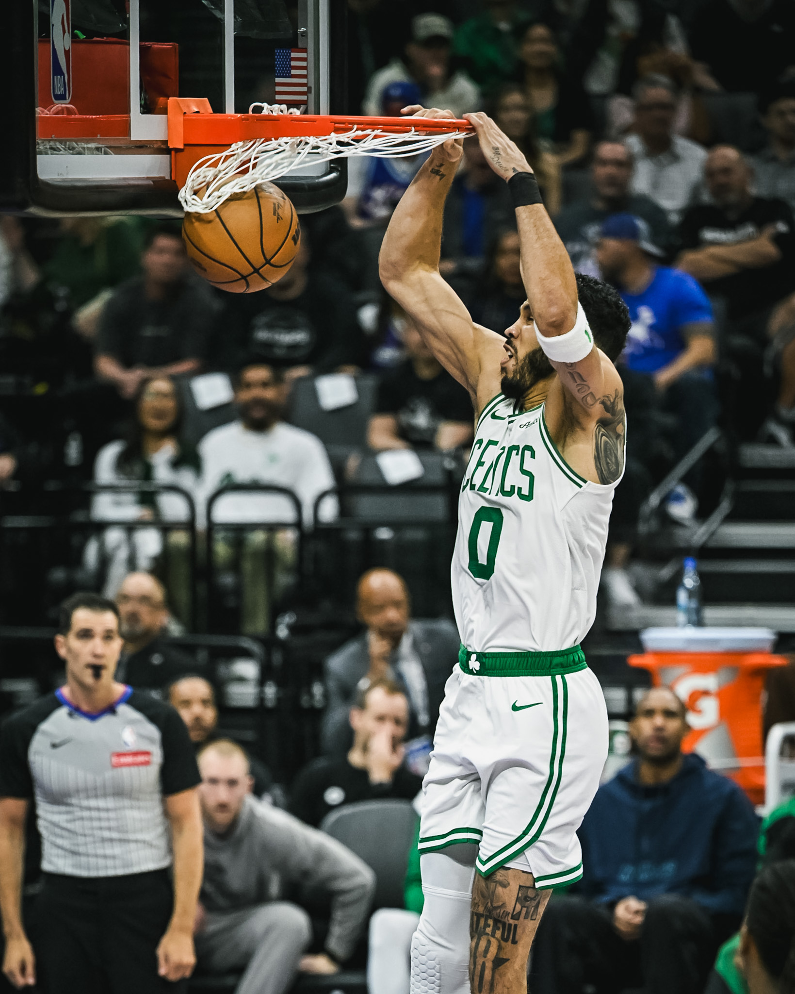 塔图姆在快船比赛中势不可挡，挺进下一轮引发热议！的简单介绍