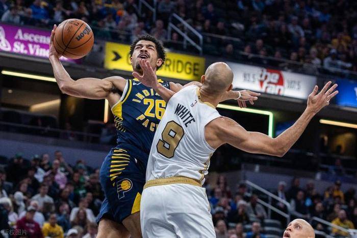开云体育-关于西亚卡姆在湖人比赛中出色防守，挺进下一轮引发热议！的信息