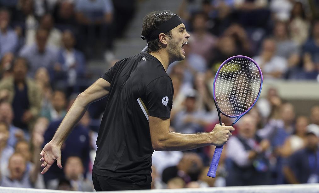 开云-包含德约科维奇回归赛场，连败首场状态亮眼，勇士观众沸腾！的词条